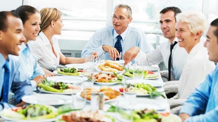 4 Hal yang Jangan Dilakukan Saat Meeting Lunch