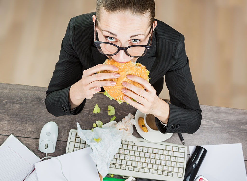 Kenapa Kerja Bisa Bikin Berat Badan Naik