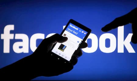 Plus Minus Berteman dengan Atasan di Facebook