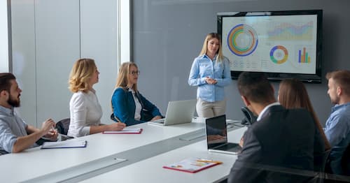 Tips Sukses Presentasi Pertama di Kantor
