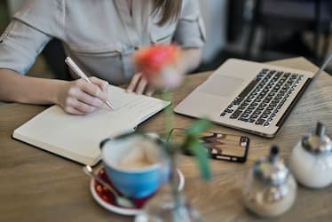 Apa Beda Profesi Jurnalis dan Content Writer?
