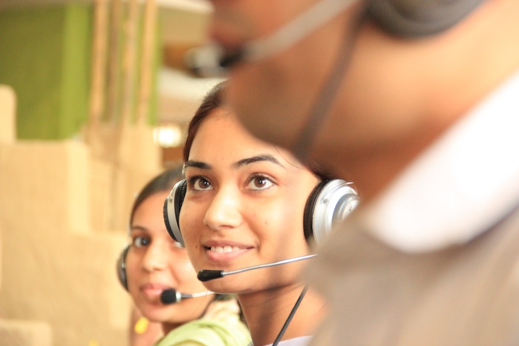 Customer Service : Definisi, Gaji, Skill yang Diperlukan, dan Tugas Tanggung Jawabnya