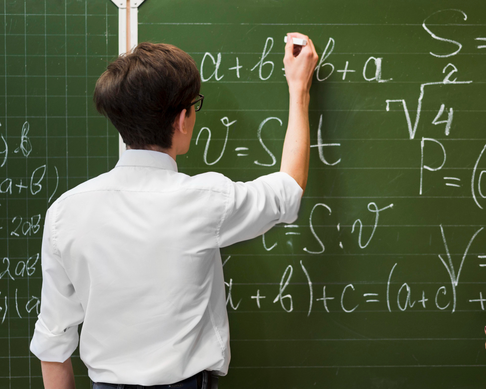 Guru Matematika: Definisi, Gaji, Skill yang Diperlukan, dan Tugas Tanggung Jawabnya