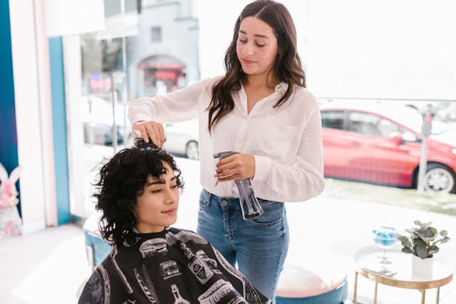 Mengenal Profesi Beautician : Peluang dan Tantangan di Dunia Kecantikan