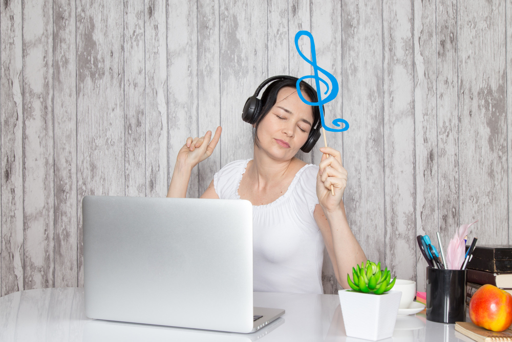5 Rekomendasi Lagu yang Didengarkan Saat Kerja Dijamin Semangat dan Produktivitas Maksimal