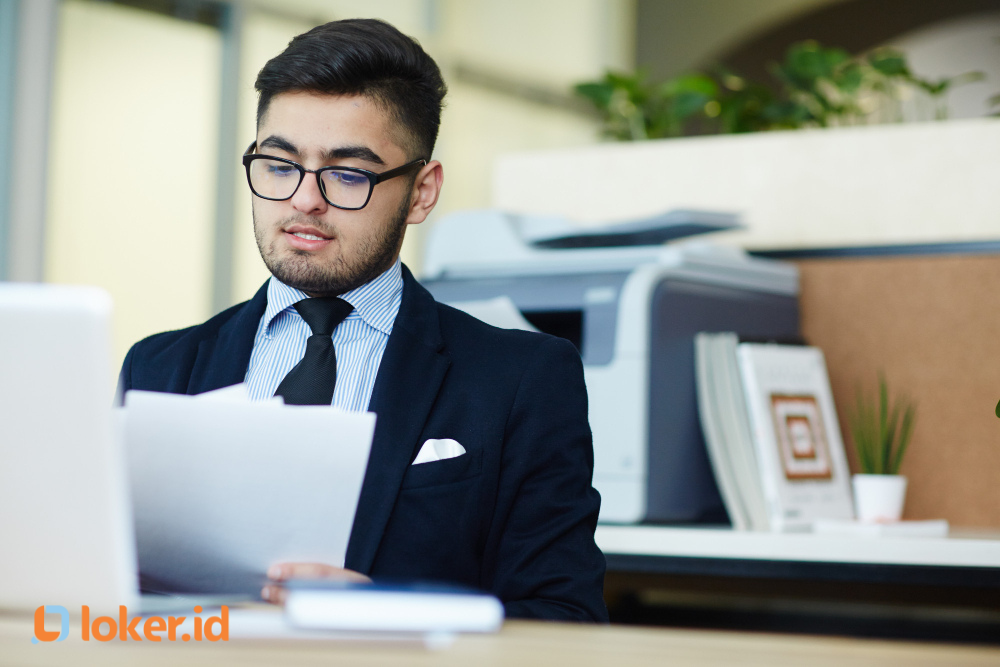 Compliance Officer: Gaji, Skill yang Diperlukan, dan Tugas Tanggung Jawabnya