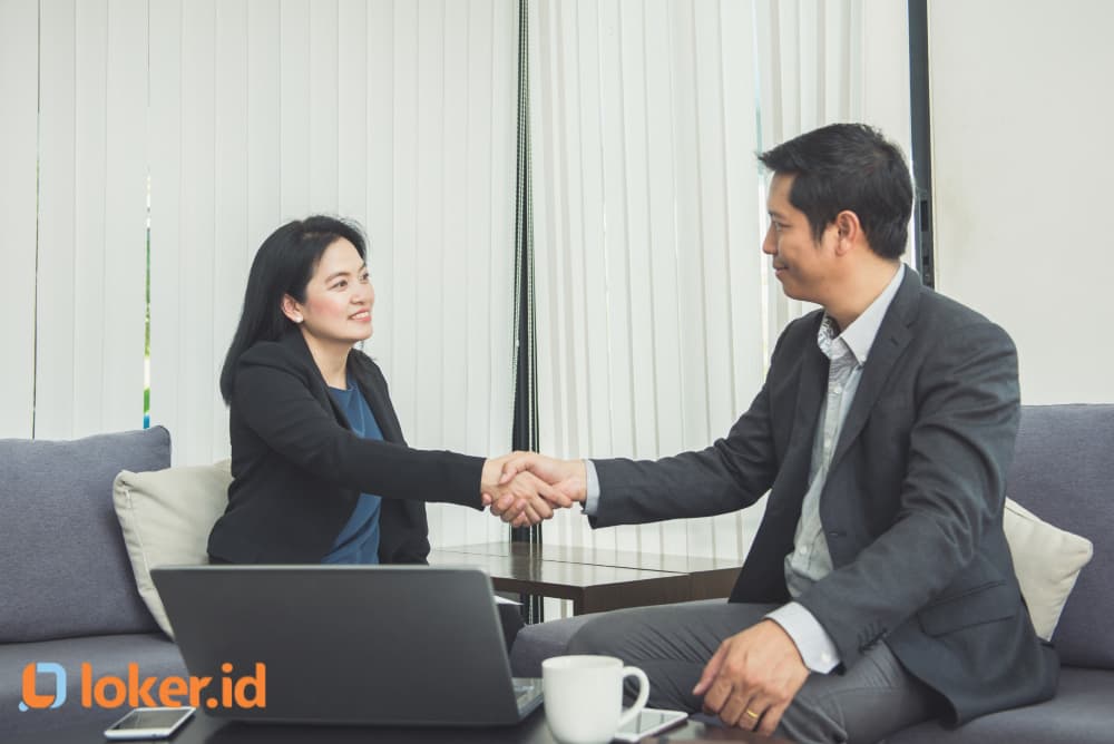 Relationship Officer : Gaji, Skill yang Diperlukan, dan Tugas Tanggung Jawabnya