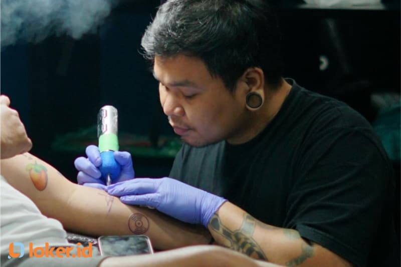kreativitas-profesi-seniman-tato-ronald-arnold-tahun-2024