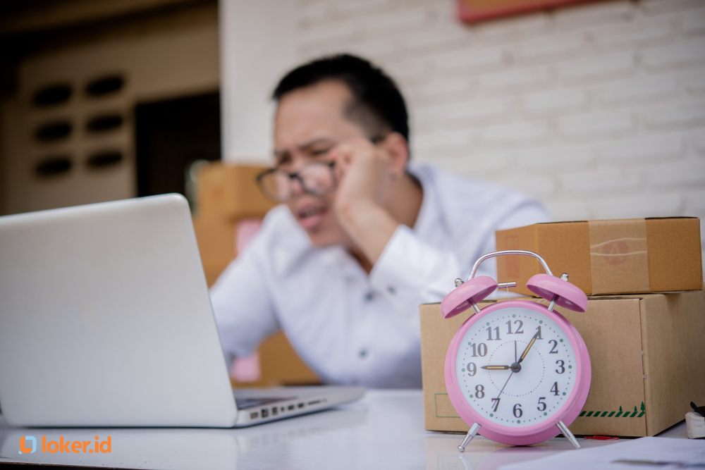 Mendapat Pesan Mengenai Pekerjaan saat Weekend, Balas atau Tidak Ya?
