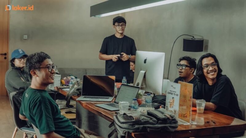 pengalaman-devi-sebagai-komunikasi-strategis-dan-analis-tahun-2025