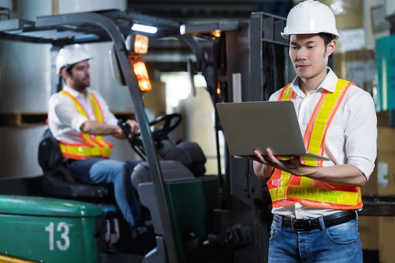 Operator Forklift: Gaji, Skill yang Diperlukan, dan Tugas Tanggung Jawab