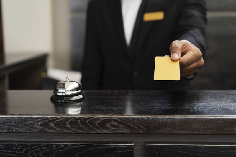 Bellboy: Gaji, Skill yang Diperlukan, dan Tugas Tanggung Jawab