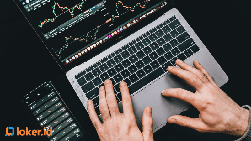 gaji risk analyst